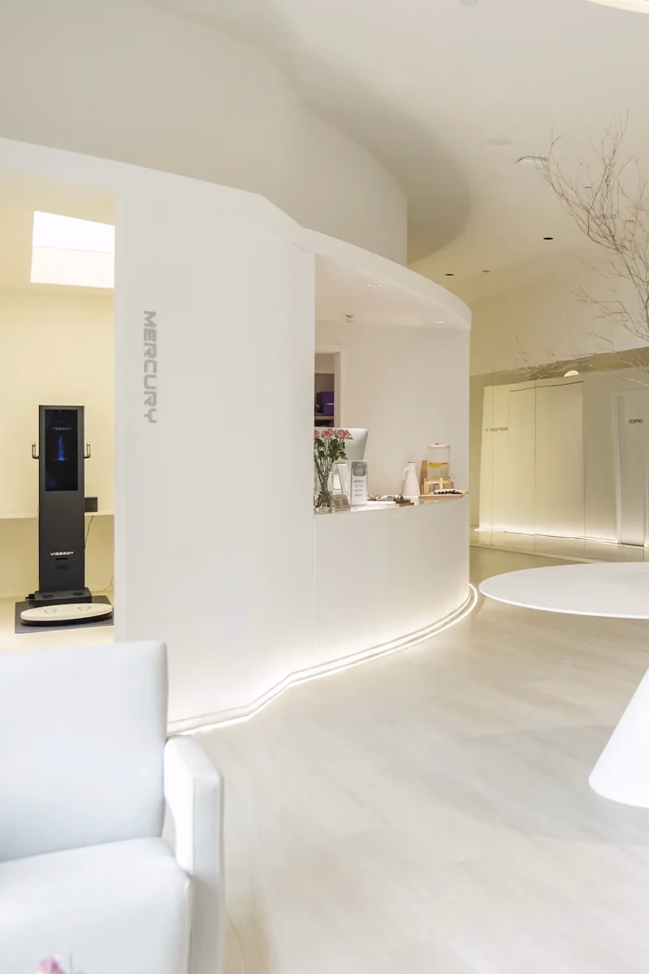Visbody-Scanner in einem hellen, modernen Spa-Bereich