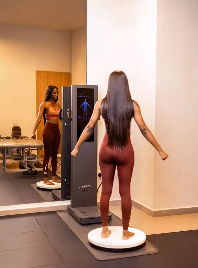 Kundin beim 3D-Scan auf der Drehplattform eines Visbody-Scanners