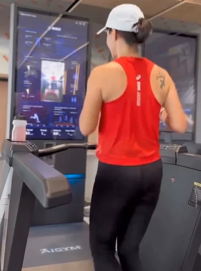 Läuferin auf dem Laufband vor dem Bildschirm des Visbody Creator600
