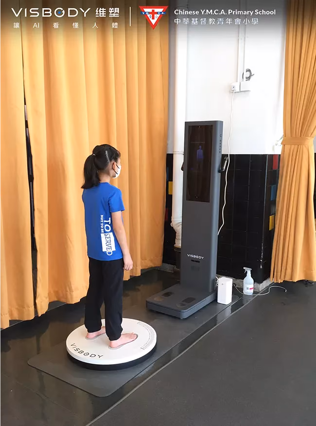 Schülerin bei der Haltungsmessung auf der Plattform eines Visbody-Scanners in einer Schule