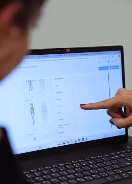 Finger zeigt auf einen Visbody-Bericht am Laptop