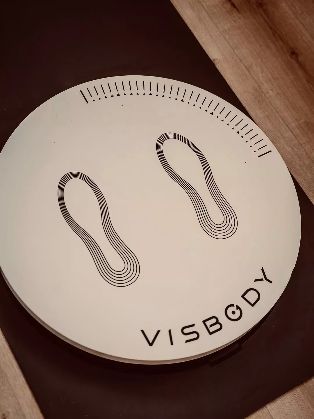 Messplattform des Visbody-Scanners mit Fußmarkierungen