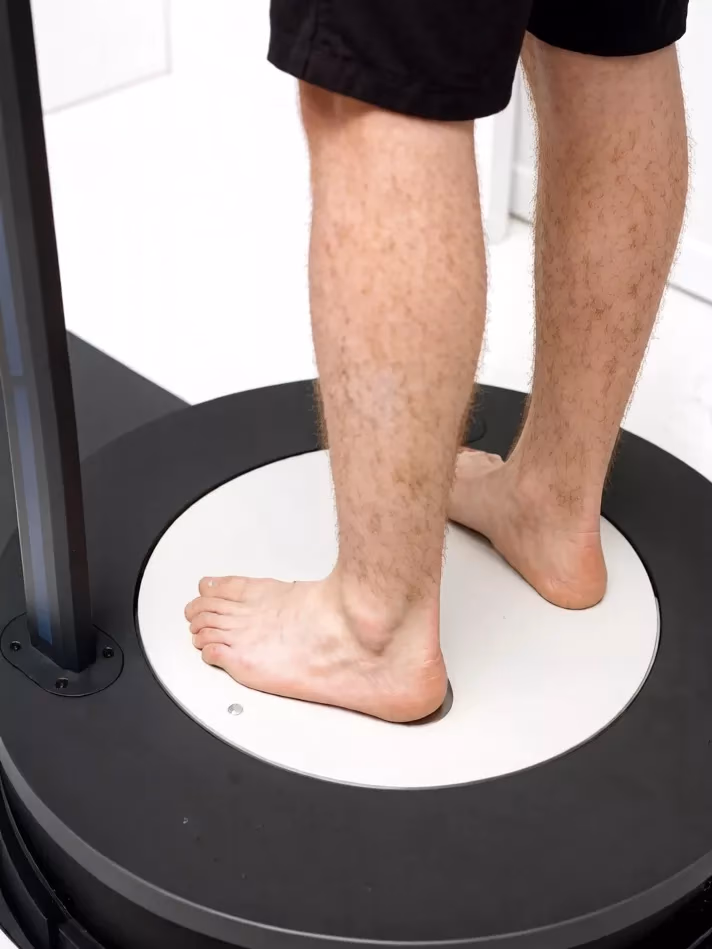 Barfuß auf der Messplattform des Visbody-Scanners