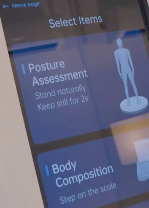 Touchscreen des Visbody-Scanners mit Auswahl zwischen Haltungsanalyse und Körperzusammensetzung